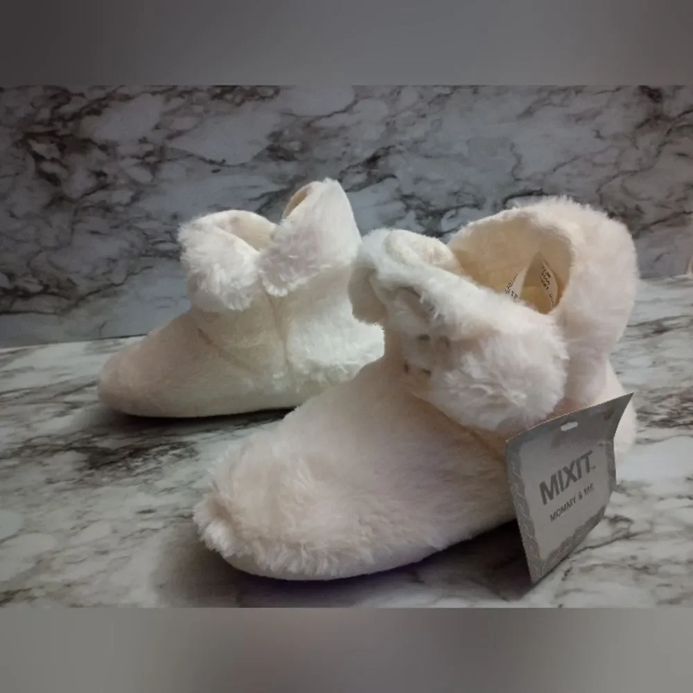 Mixit Cream Color Slipper Boots with Embroidered Owl Detail Size Medium 1-2